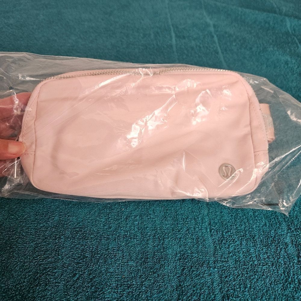 LULULEMON athletica everywhere beltbag
